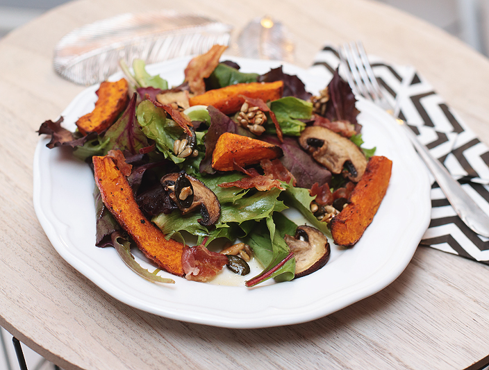 Herbstsalat mit Kürbisspalten, Champignons und Bacon-Chips ...