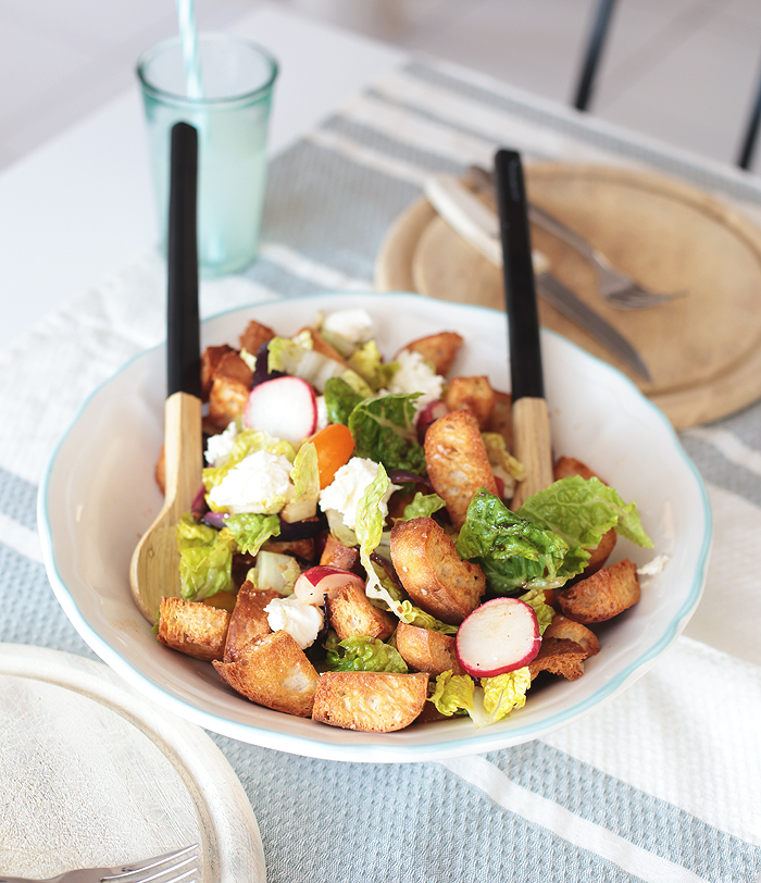 Köstlicher Brotsalat (Panzanella) mit Radieschen und Mozzarella ...