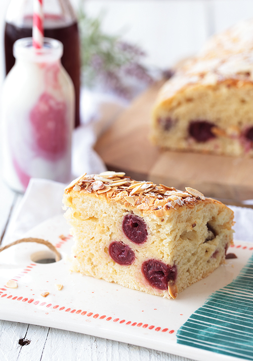 Buttermilch-Blechkuchen mit Kirschen, Vanille und Mandeln ...