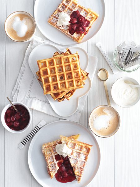 Buttermilchwaffeln mit Schmandcreme und Kirschen - Puppenzimmer.com