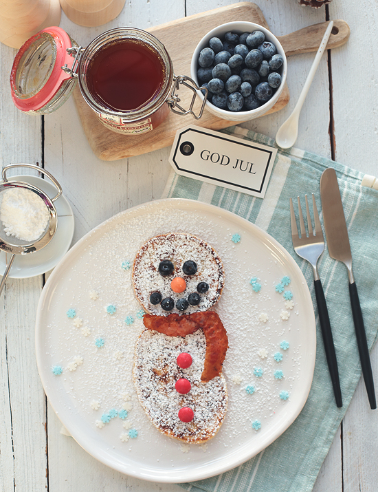 Weihnachtliche Pancakes mit Zimt als Schneemann