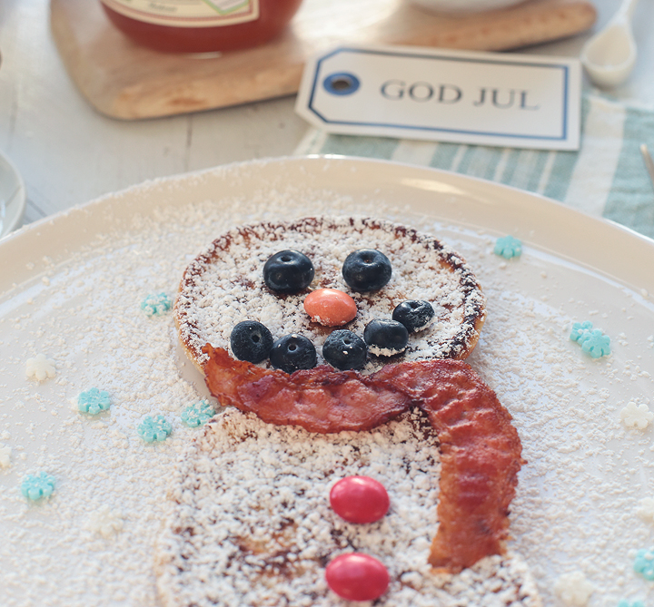 Weihnachtliche Pancakes mit Zimt als Schneemann