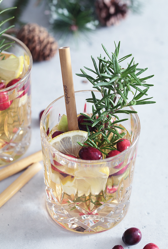 Weihnachts-Cocktail Weihnachten Preiselbeeren Cranberries Rosmarin Granatapfel Chardonnay Bowle Drink