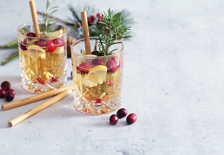Weihnachts-Cocktail Weihnachten Preiselbeeren Cranberries Rosmarin Granatapfel Chardonnay Bowle Drink