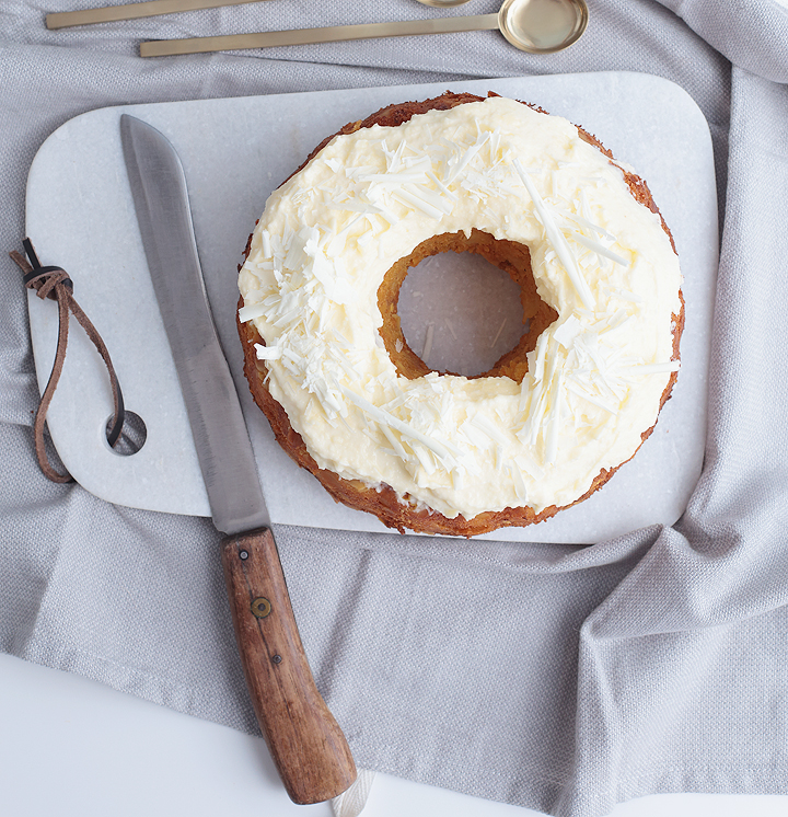 Möhren-Gugelhupf mit Frischkäse-Frosting und feiner Vanillepuddingnote