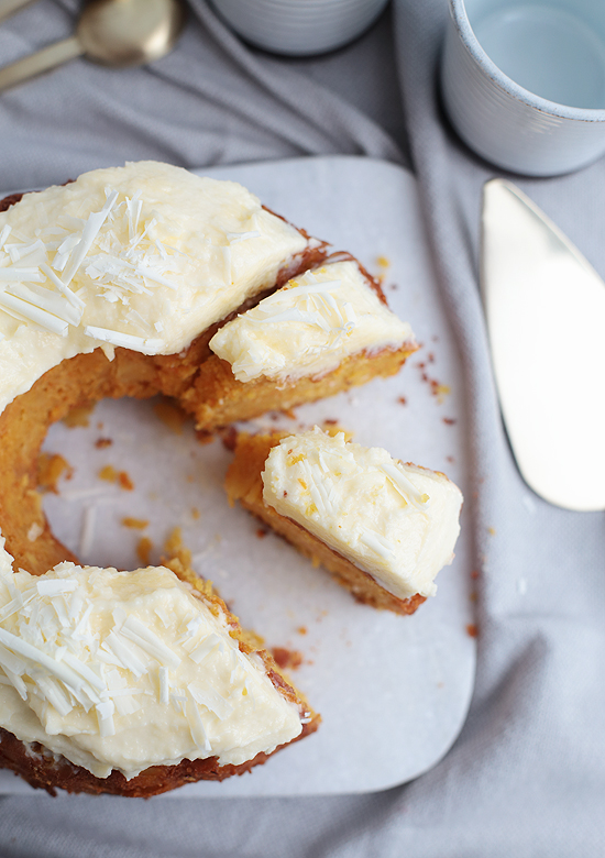 Möhren-Gugelhupf mit Frischkäse-Frosting und feiner Vanillepuddingnote