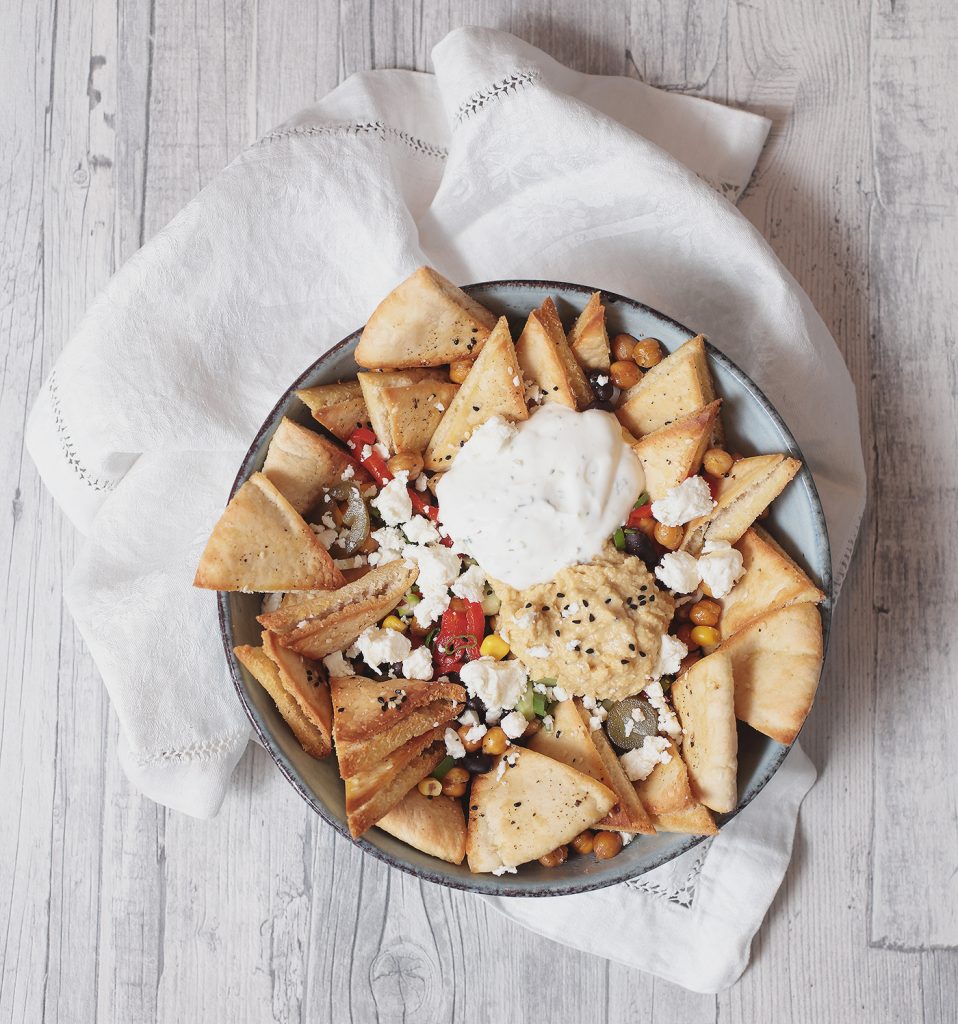 Pita Bowl mit Humus und Joghurt. Der perfekte Snack für den TV-Abend