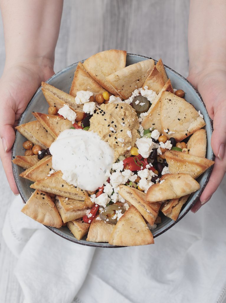 Pita Bowl mit Humus und Joghurt. Der perfekte Snack für den TV-Abend