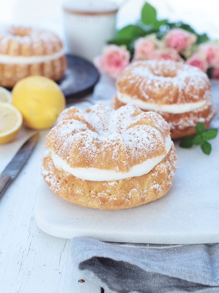 Saftiger Zitronenkuchen gefüllt mit Erdbeersahne