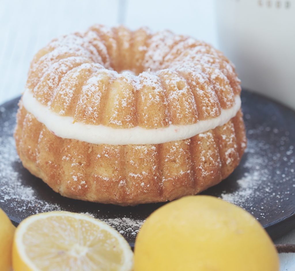 Saftiger Zitronenkuchen gefüllt mit Erdbeersahne