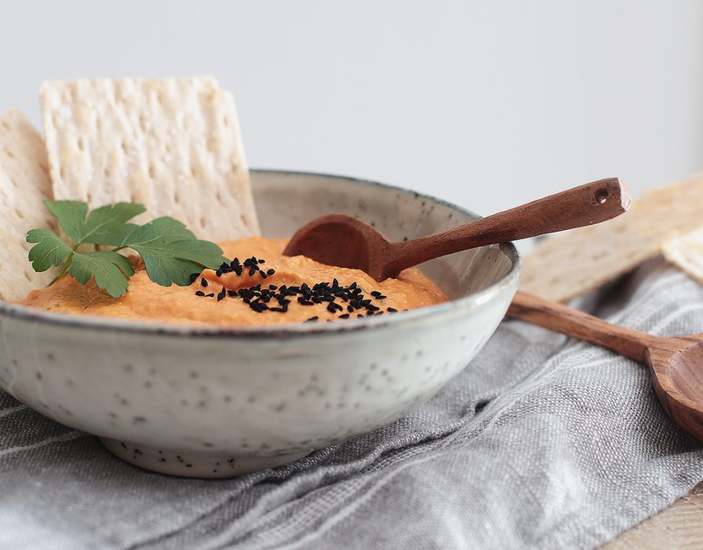 Hummus mit gerösteter Paprika und Petersilie