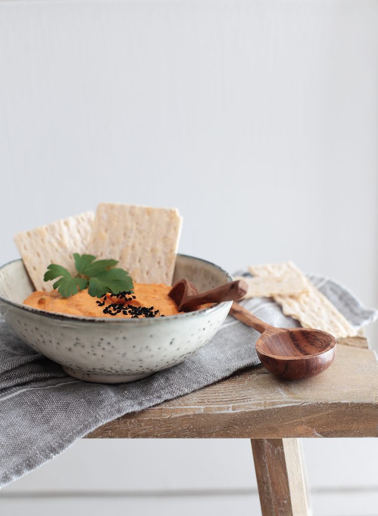 Hummus mit gerösteter Paprika und Petersilie