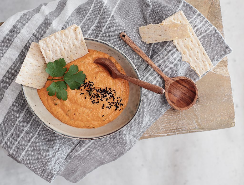 Hummus mit gerösteter Paprika und Petersilie