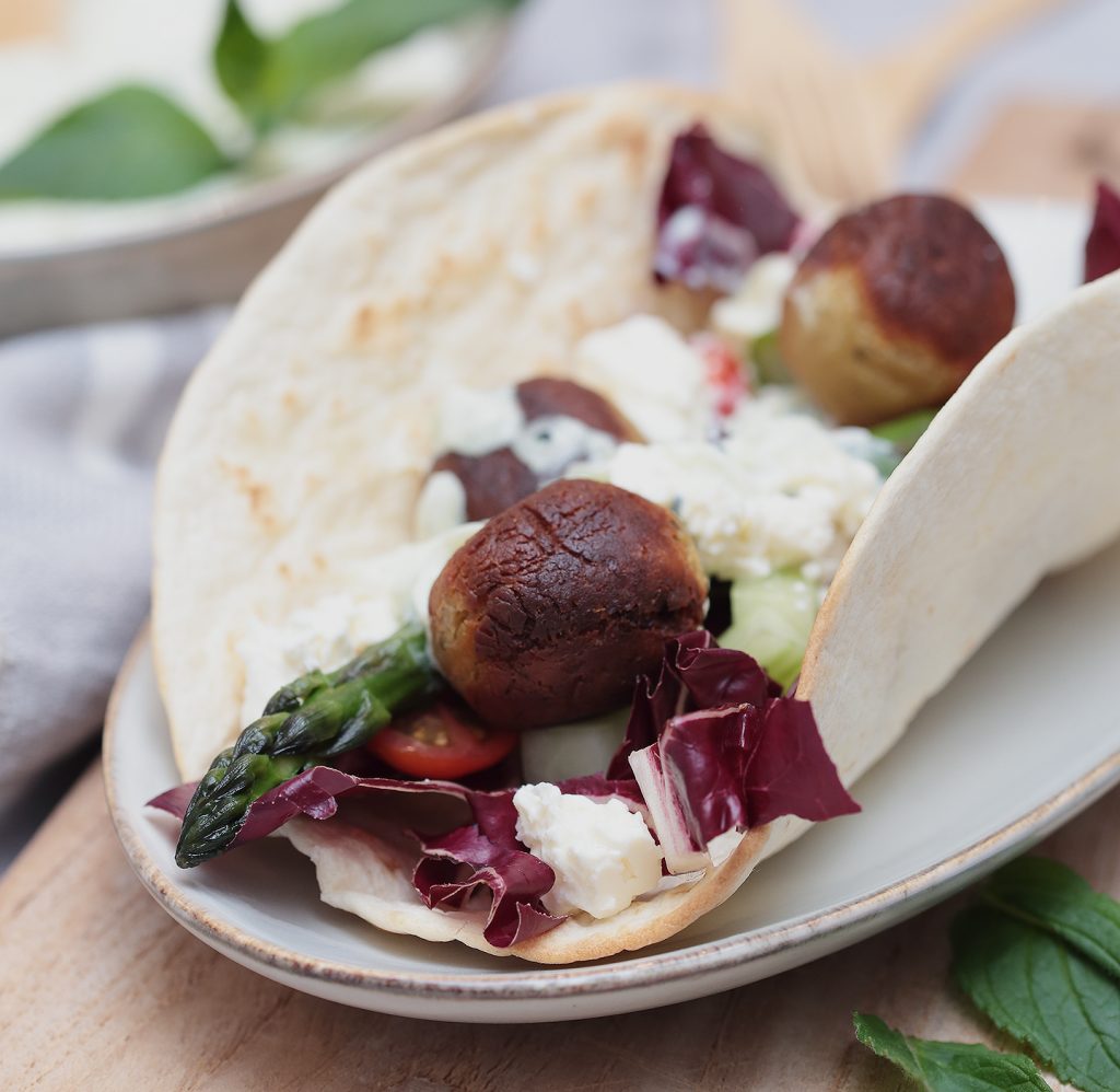 Falafel mit Spargel und Hirtenkäse