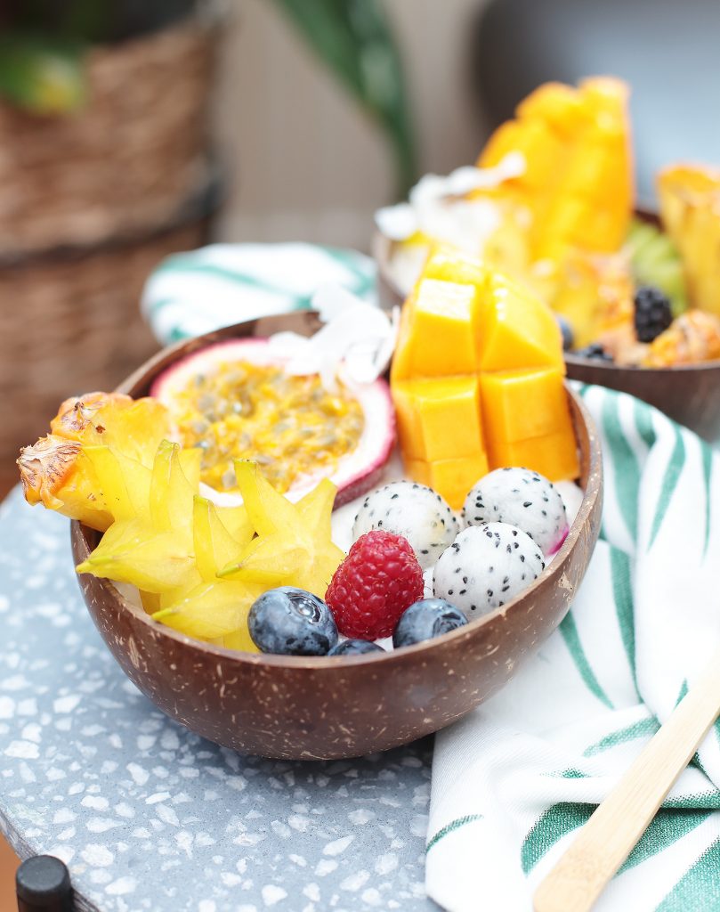 Tropical Bowl mit Kokos-Milchreis und exotischen Früchten