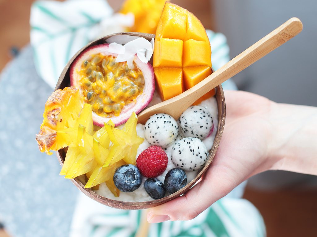 Tropical Bowl mit Kokos-Milchreis und exotischen Früchten