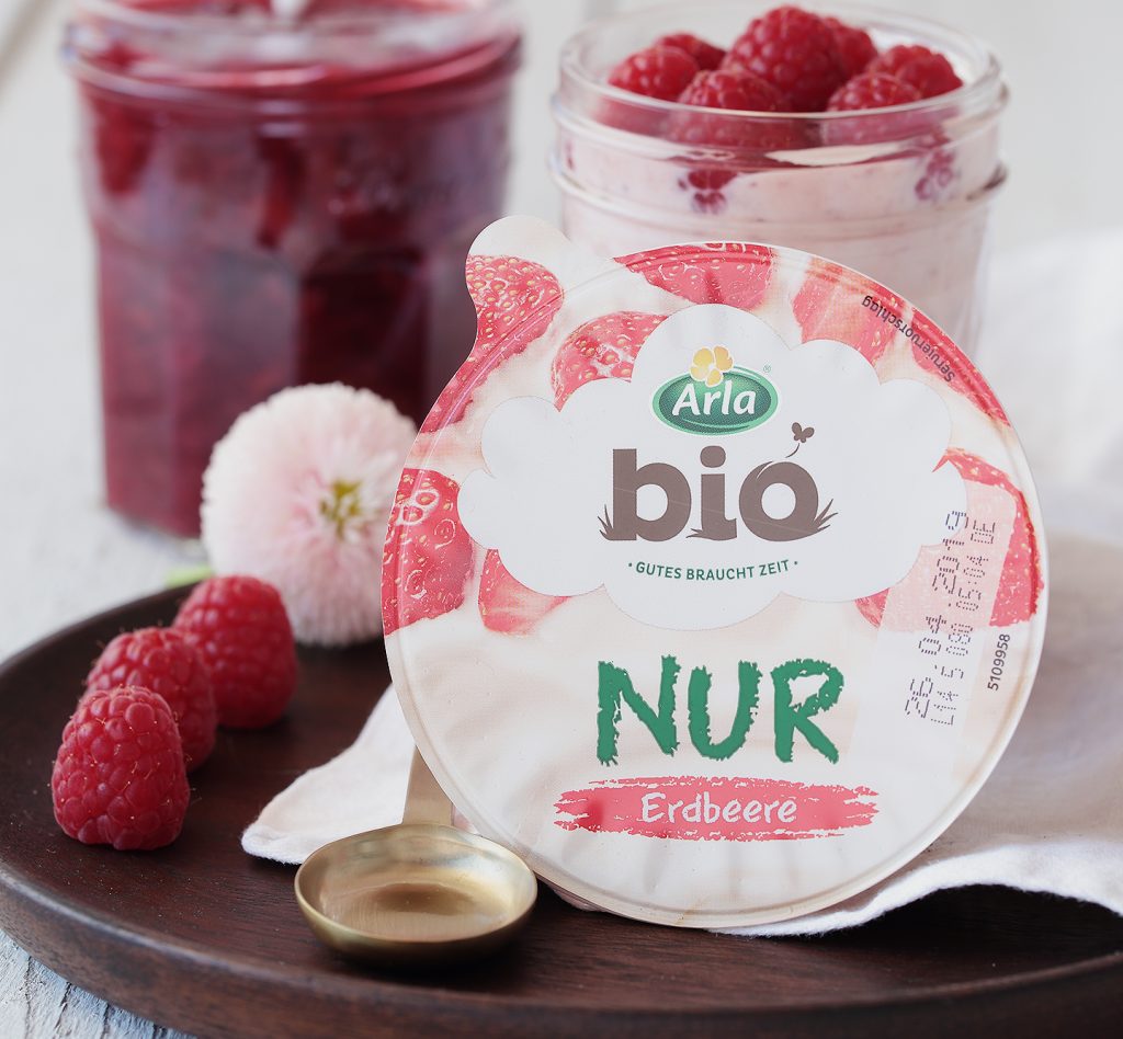 Rhabarberkompott mit Arla Bio Erdbeerjoghurt und Himbeeren