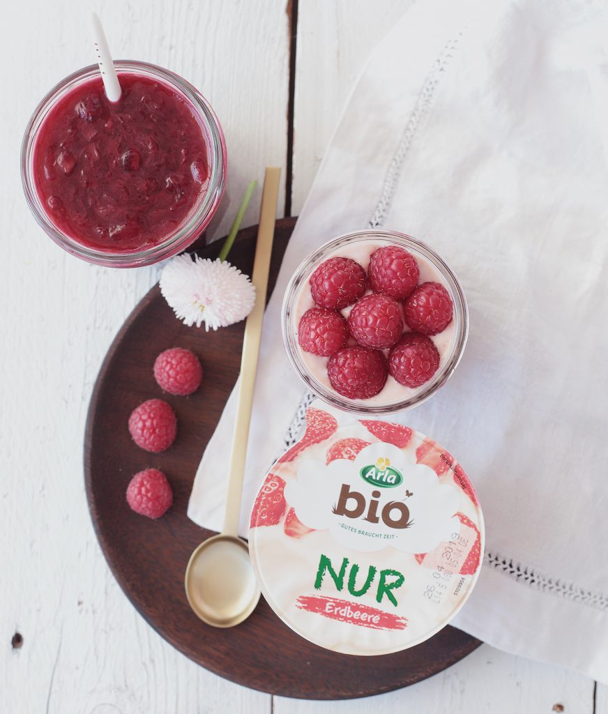 Rhabarberkompott mit Arla Bio Erdbeerjoghurt und Himbeeren