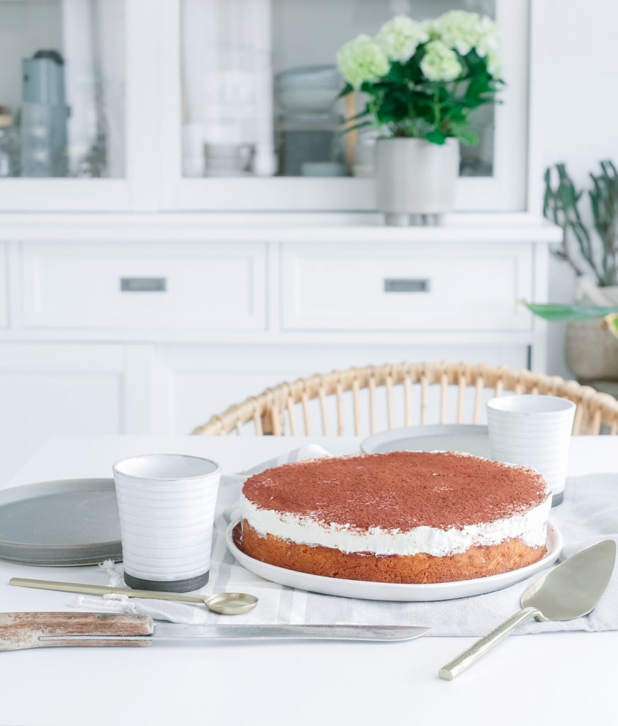 Muttis Sauerkirschkuchen mit roter Grütze