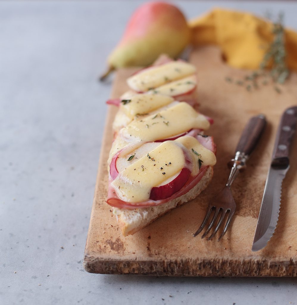 Croque mit Schinken, Apfel und Käse