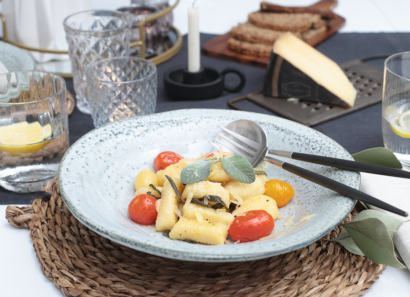 Gefüllte Gnocchi selbst gemacht mit geschmelzten Tomaten und Salbeibutter