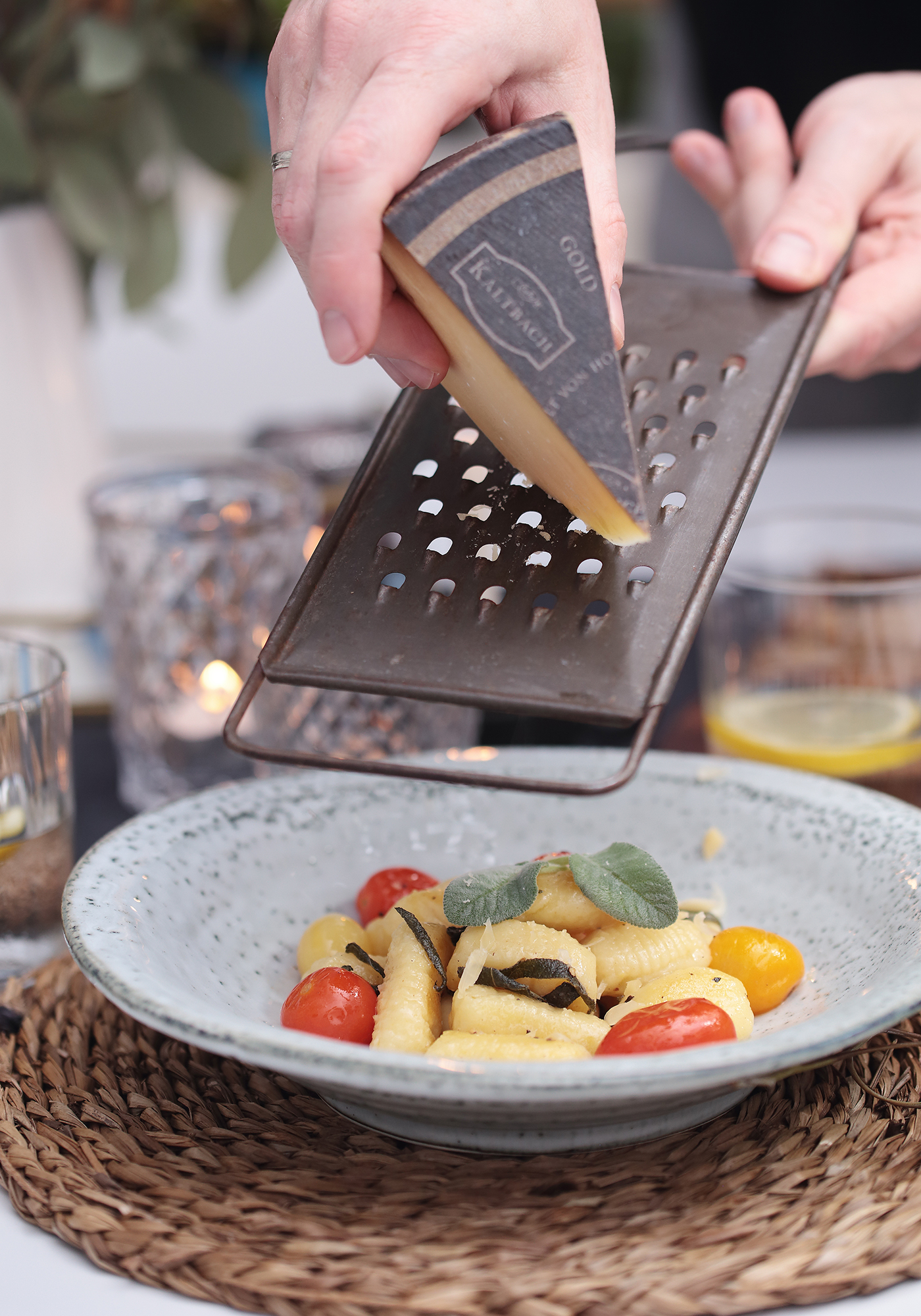 Gefüllte Gnocchi selbst gemacht mit geschmelzten Tomaten und Salbeibutter