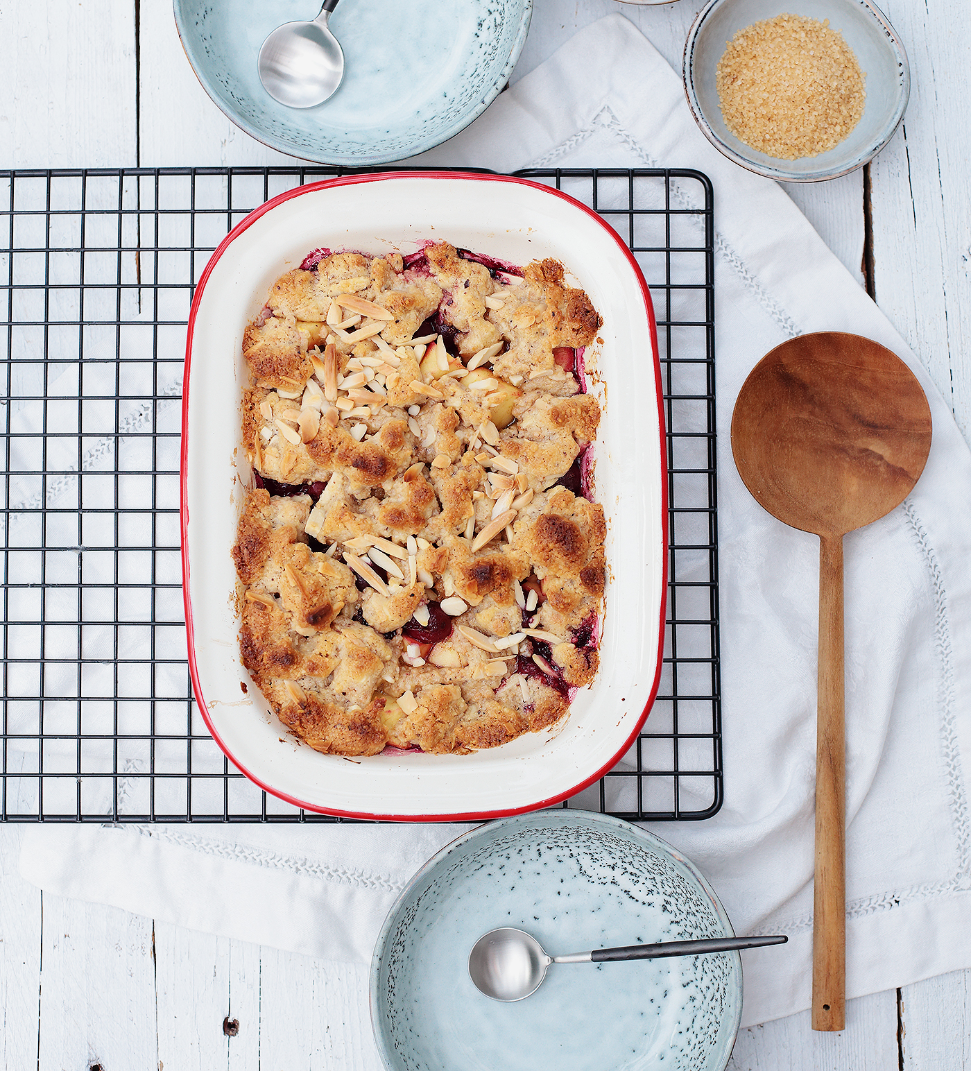 Apfel-Kirsch-Crumble mit Amarettini