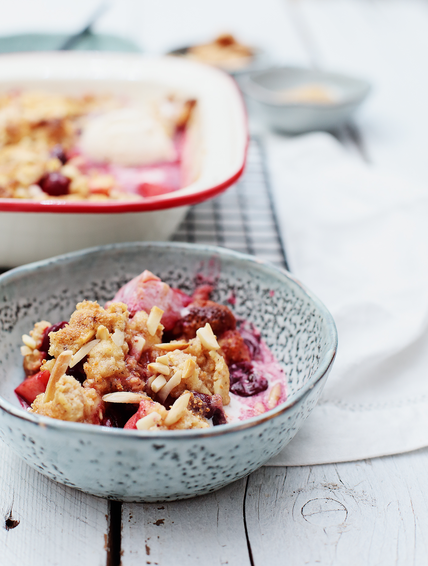 Apfel-Kirsch-Crumble mit Amarettini