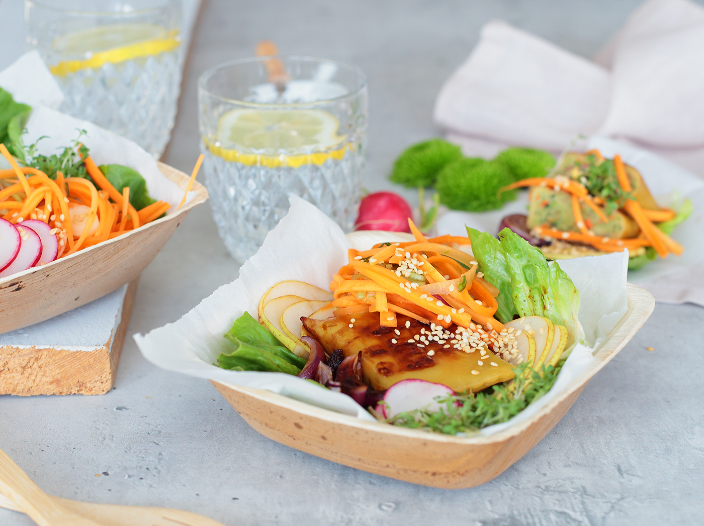 Maultaschen mit Karotten Kimchi in Salat-Wraps