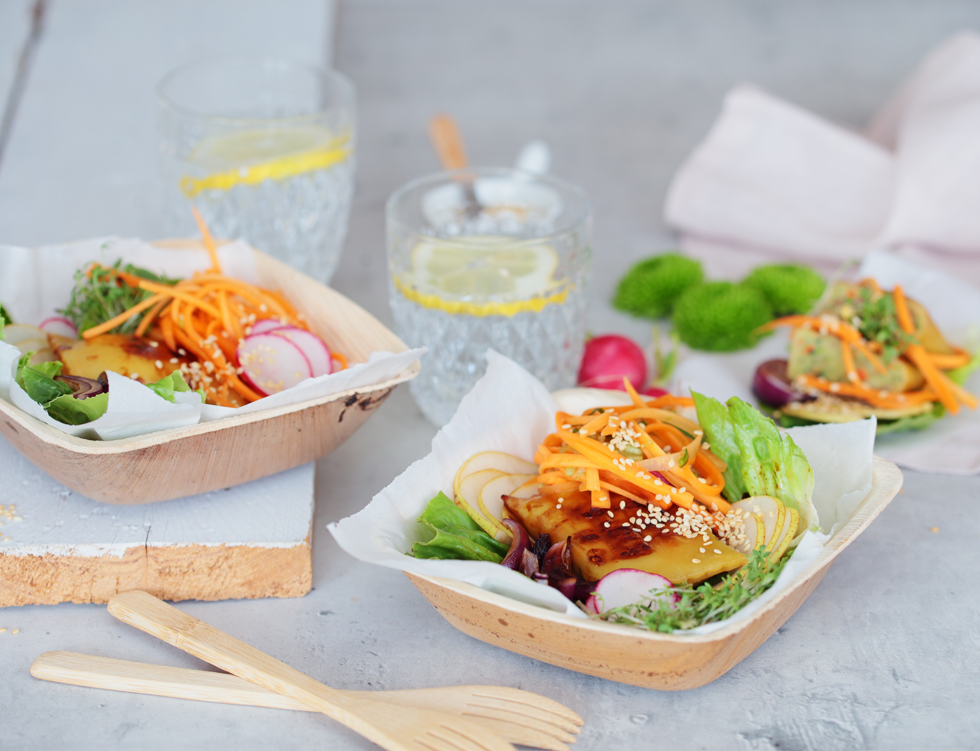 Maultaschen mit Karotten Kimchi in Salat-Wraps