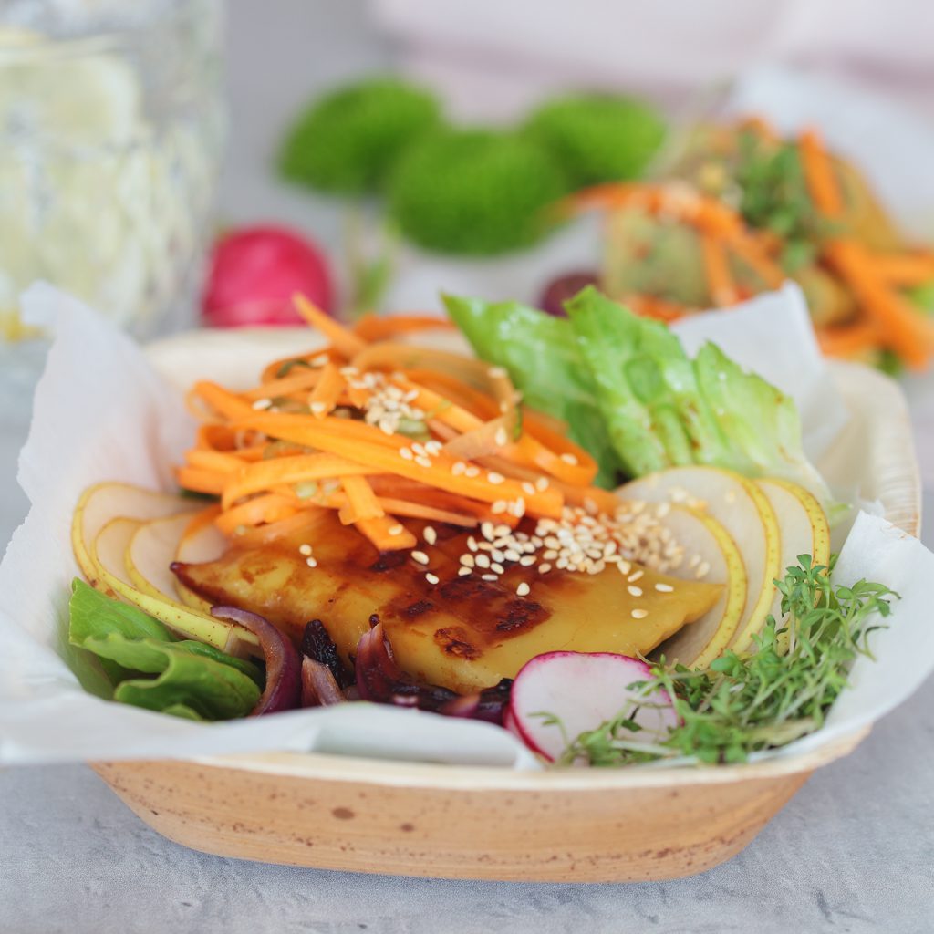 Maultaschen mit Karotten Kimchi in Salat-Wraps