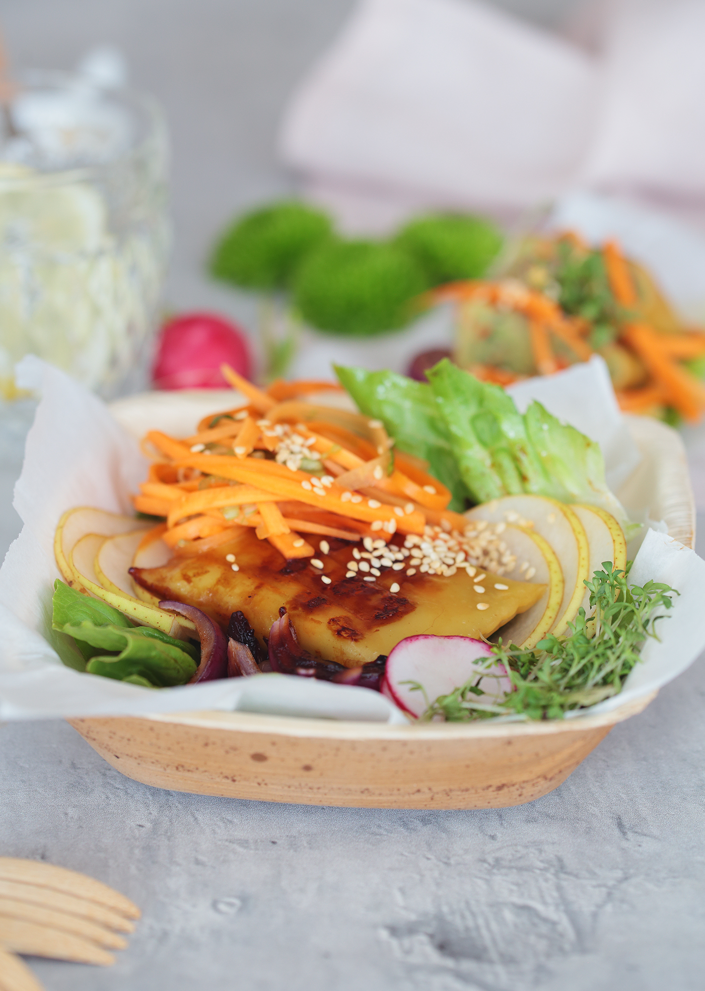 Maultaschen mit Karotten Kimchi in Salat-Wraps