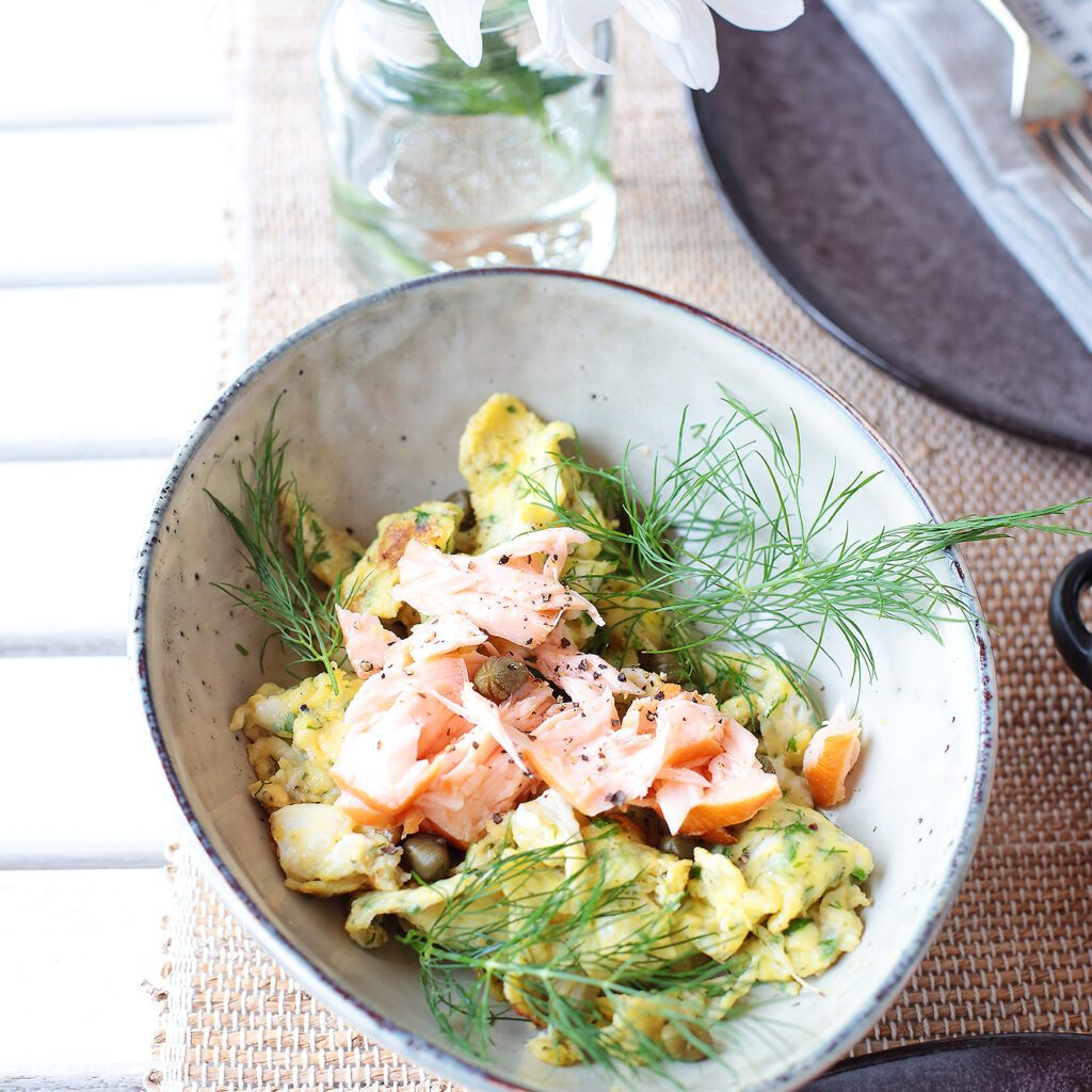 Rührei mit Kräutern Kapern Lachs