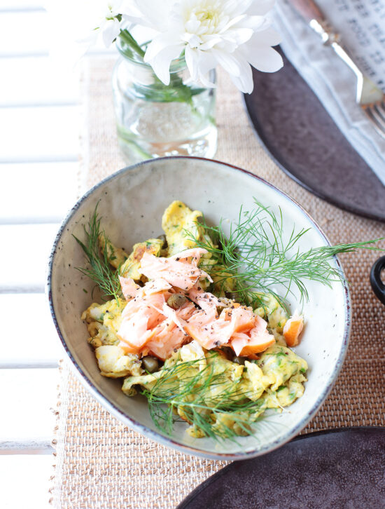 Rührei mit Kräutern Kapern Lachs