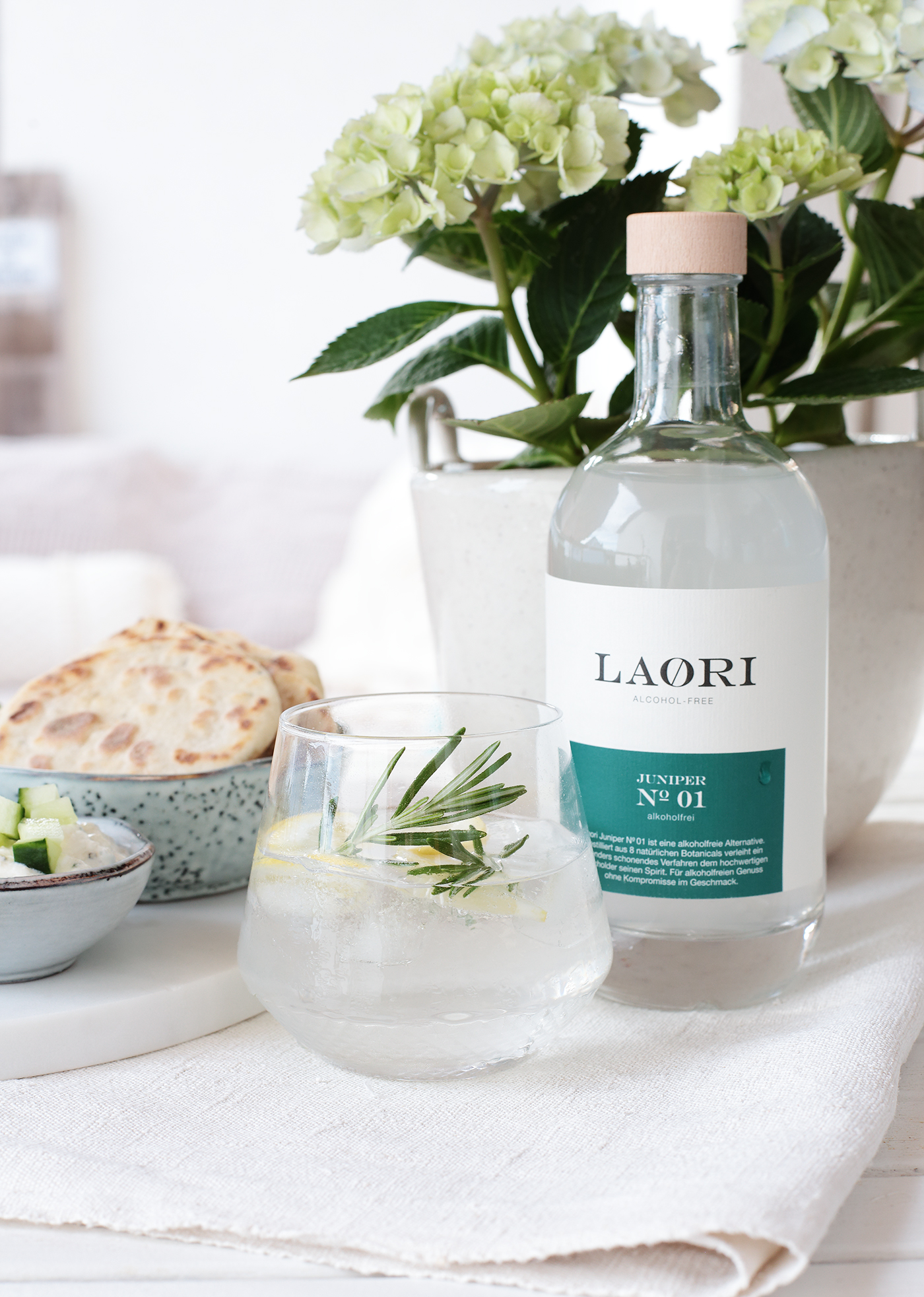 Feierabend-Tapas und dazu einen alkoholfreien Gin Tonic von Laori Juniper